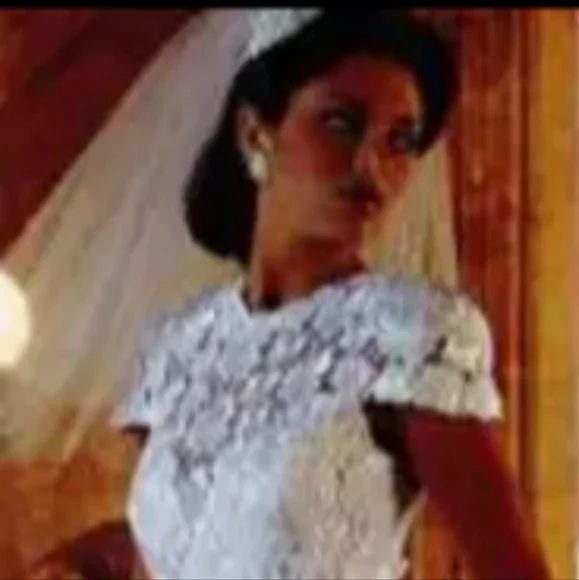 VINTAGE 90'S DEMETRIOS LACE OVERLAY WEDDING DRESS WITH TRANE, OFF-WHITE/WHITE 10 - Picture 5 of 16